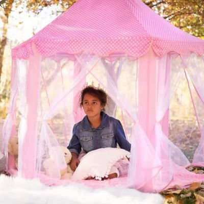 fille dans tente enfant aventure coloree 