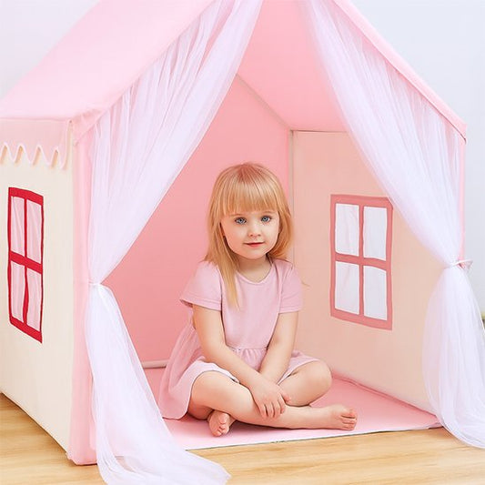 fille dans tente pour enfant aventure magique 