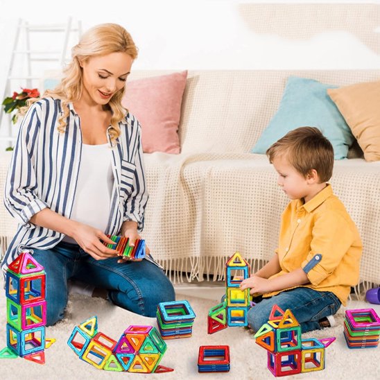 maman joue avec enfant au jeu de construction magnétique