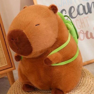 Peluche capybara avec son sac a dos