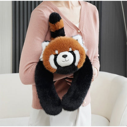 Peluche lestée panda roux dans bras maman
