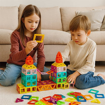 soeur avec frere qui construisent jeu de construction magnétique
